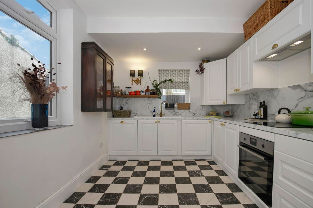 Property photo 3 of 21