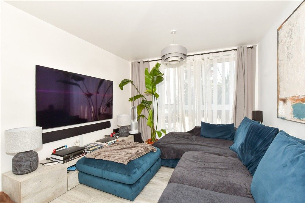 Property photo 2 of 11 Lounge