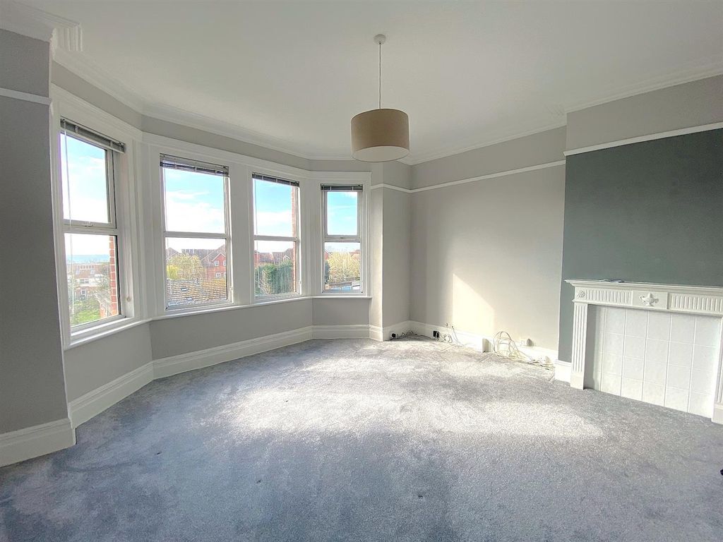 Property photo 2 of 9 122 Dorset Rd - Lounge1.Jpg