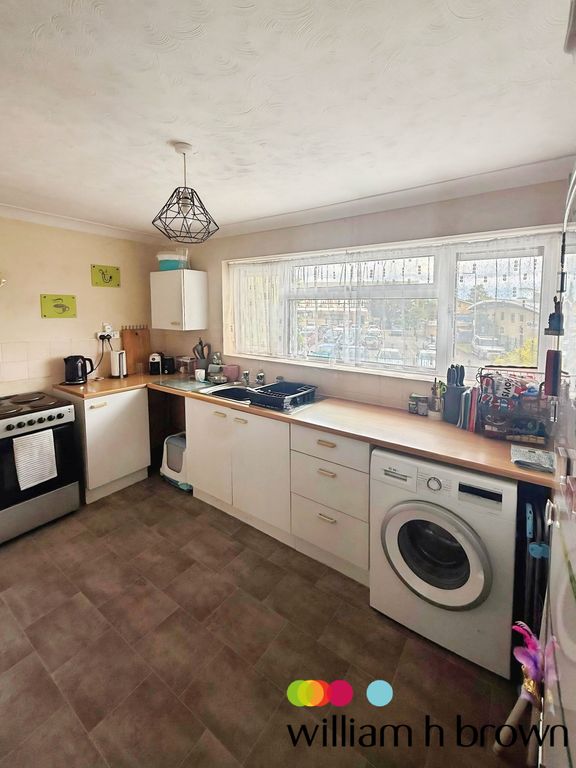 Property photo 3 of 6 Kitchen