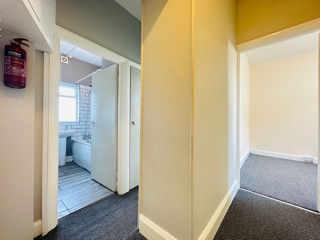 Property photo 2 of 10 Entrance Hall