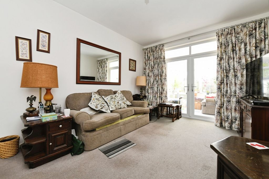 Property photo 2 of 20 Lounge