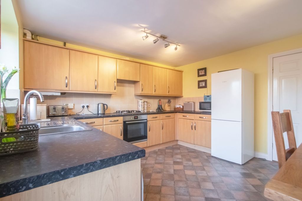 Property photo 2 of 18 Topliff