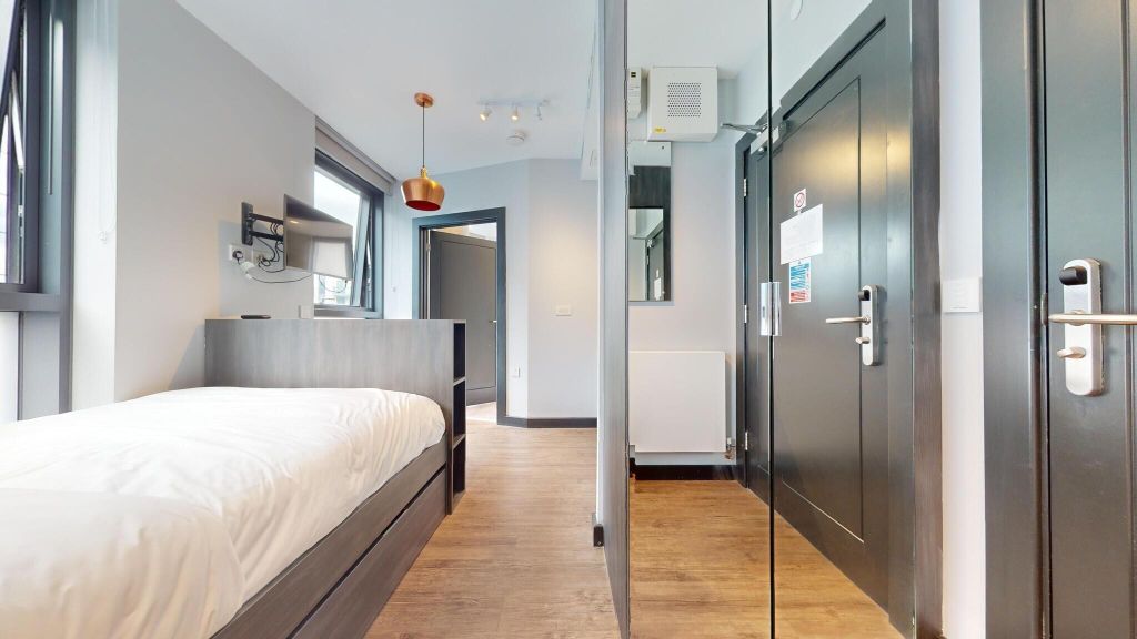 Property photo 1 of 20 Bedroom