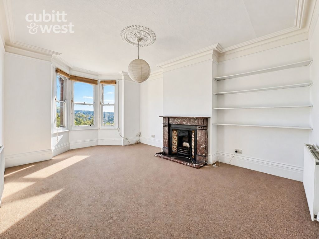 Property photo 1 of 15 Lounge