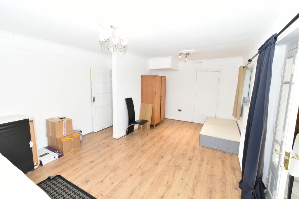 Property photo 1 of 6 Extra Large Room For Rent Â€“ Belvue Road, Northolt, Ub5