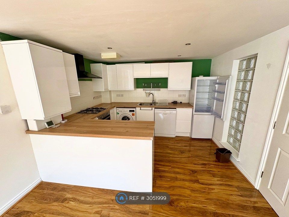 Property photo 1 of 18 Kitchen Lounge