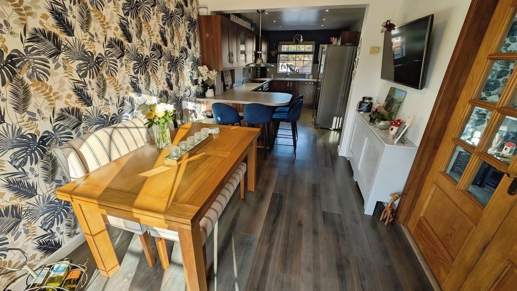 Property photo 3 of 20 49 Cornwall Crescent Dining A.Jpg