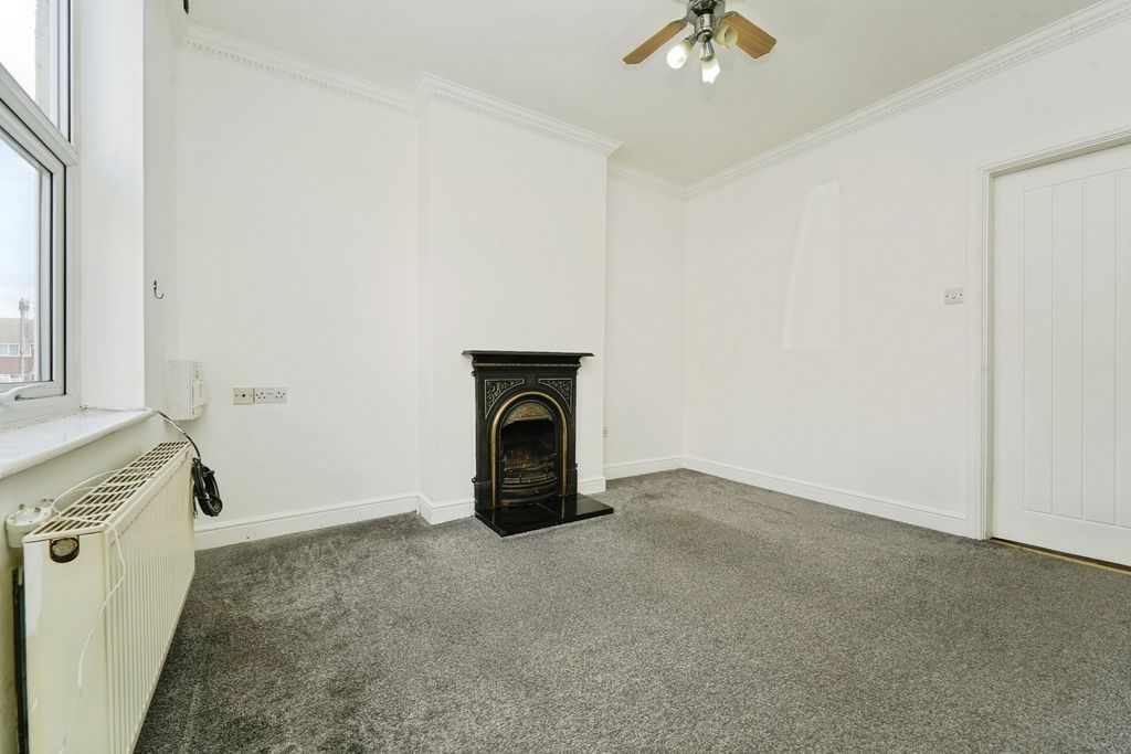 Property photo 3 of 13 Lounge