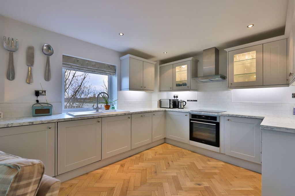 Property photo 1 of 31