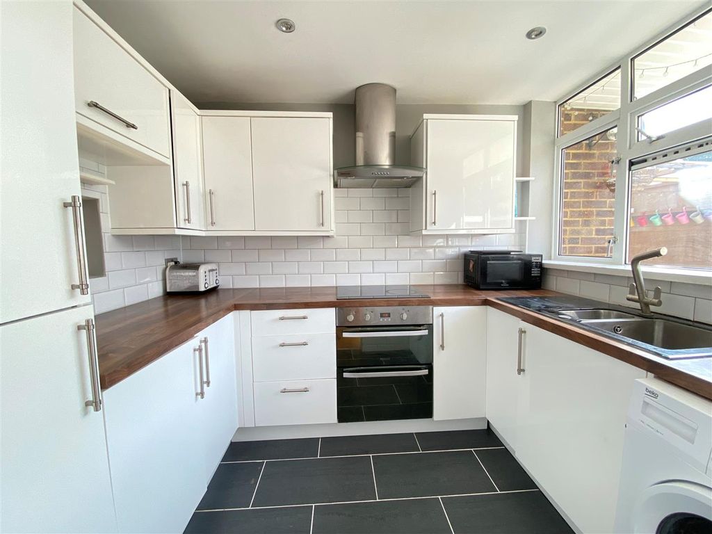 Property photo 3 of 10 Kitchen.Jpg
