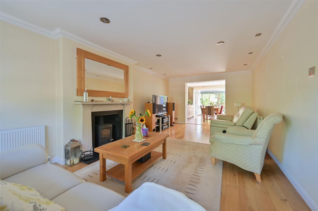 Property photo 2 of 15 6 Burton Close-9.Jpg