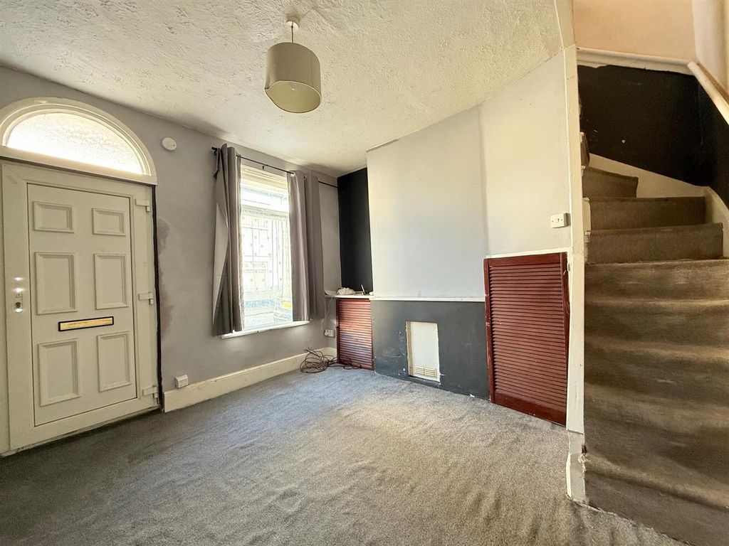 Property photo 2 of 12 Lounge