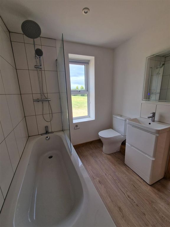 Property photo 2 of 21 Bathroom