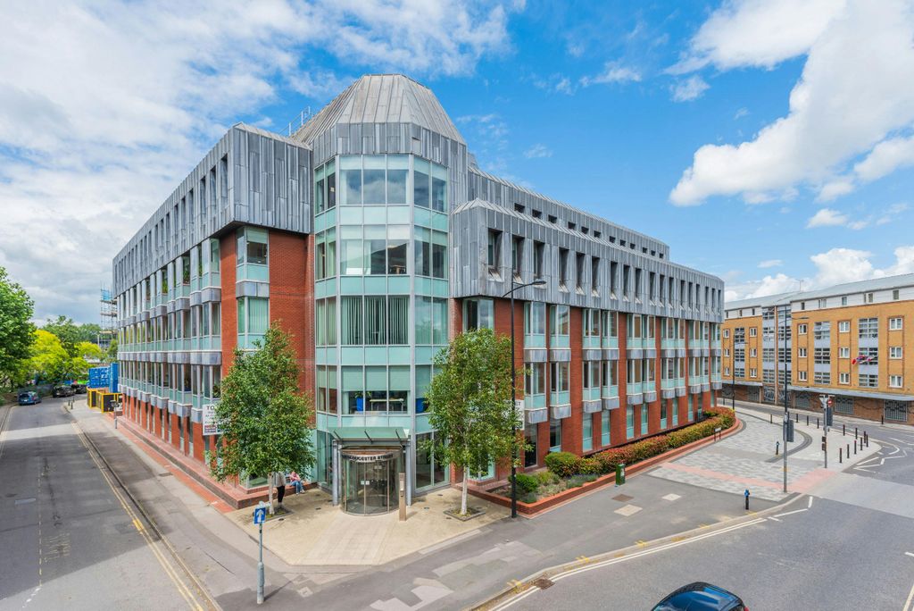 Property photo 1 of 11 One-Station-Square,-Gloucester-St,-Swindon-92.Jpg