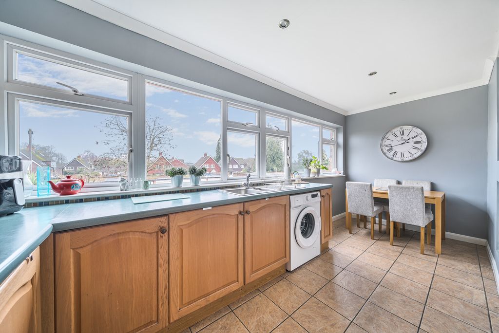 Property photo 3 of 12 1401760-8-696E37d...