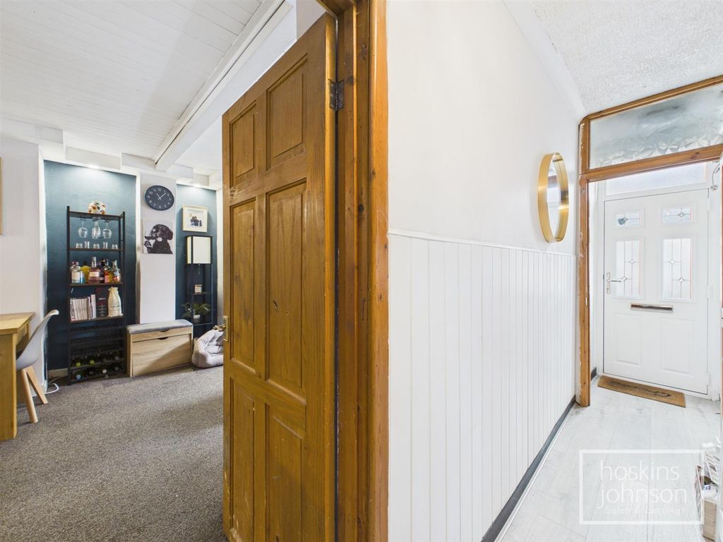 Property photo 2 of 19 Entrance Hall