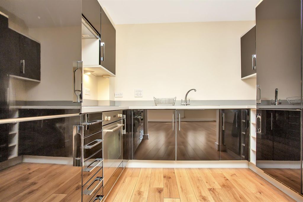 Property photo 3 of 10 Hurley-Close-Banstead-111.Jpg