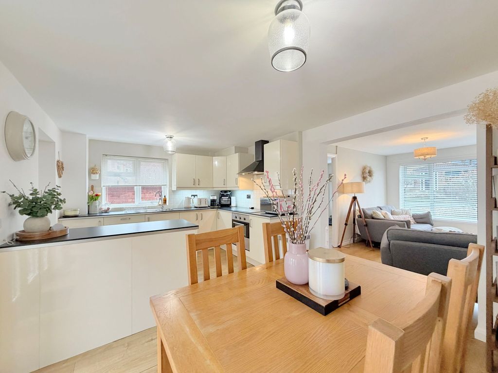 Property photo 2 of 32