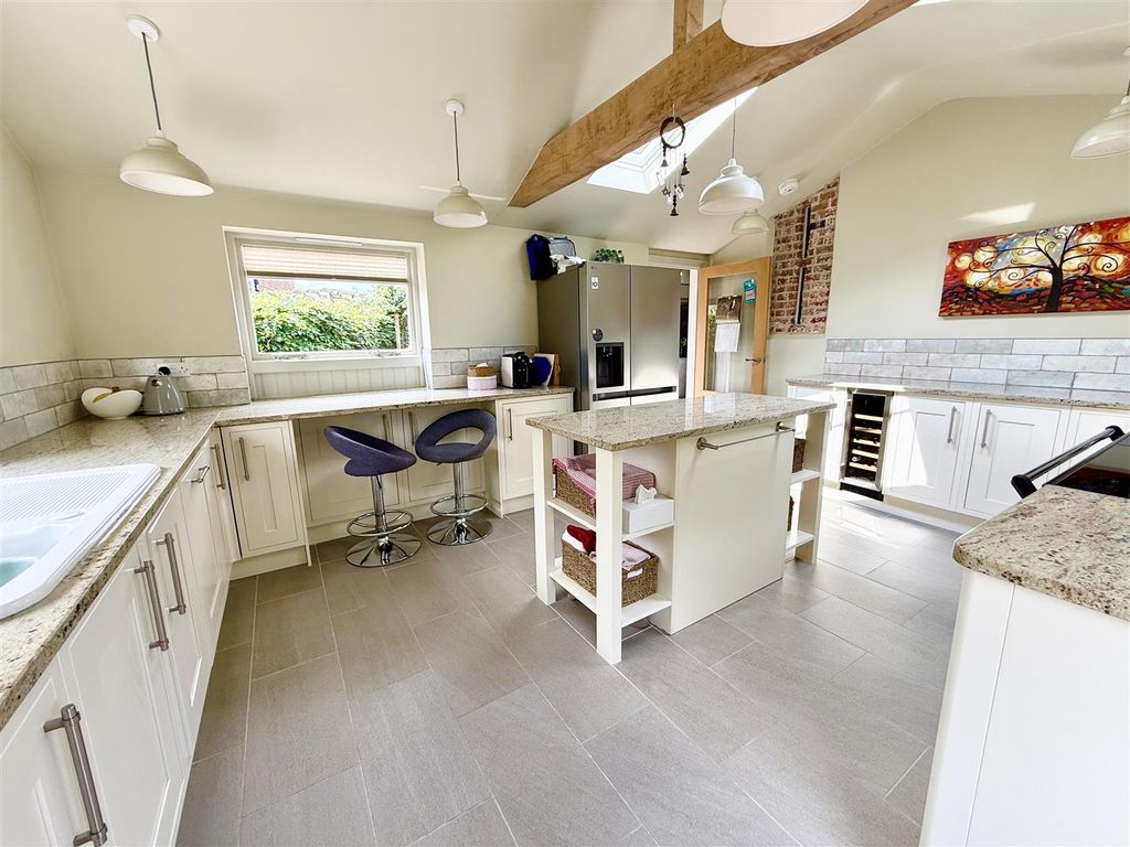 Property photo 3 of 33 Kitchen