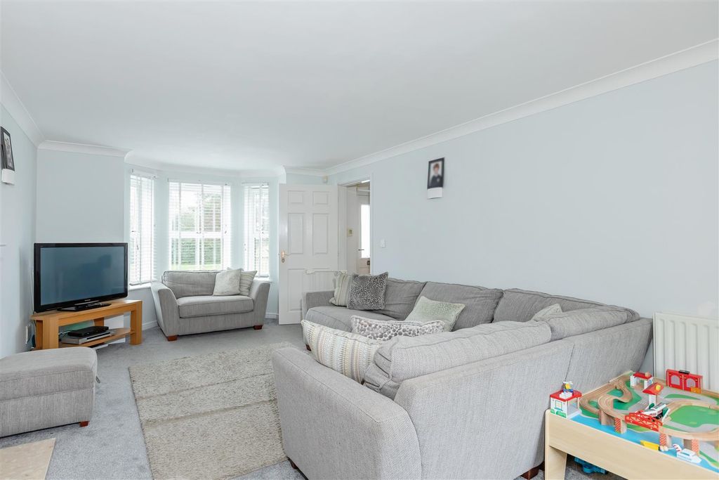 Property photo 2 of 15 Grooms Close_1.Jpg