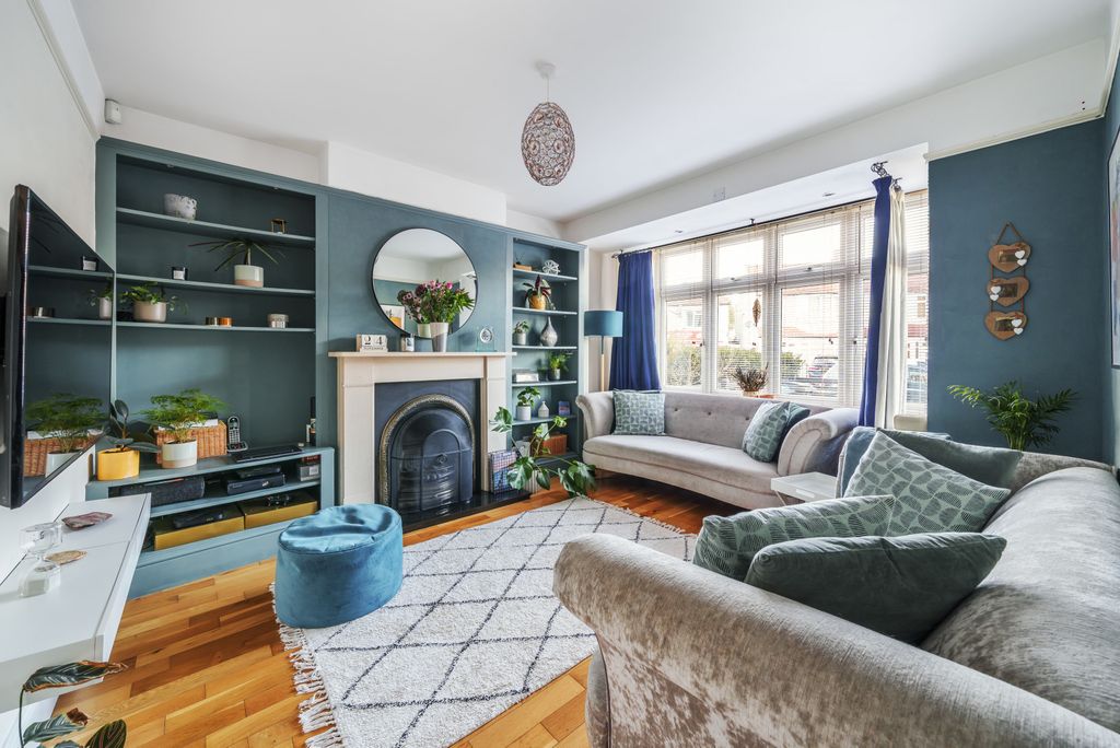 Property photo 2 of 18 Sitting Room