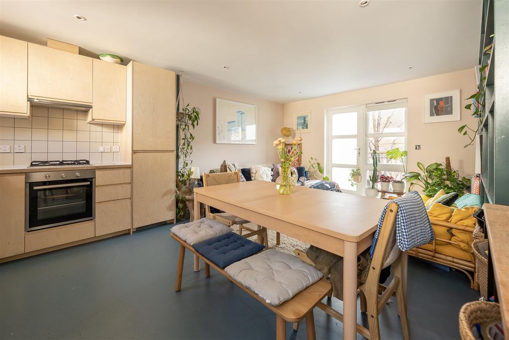 Property photo 3 of 21 Reading Lane, E8