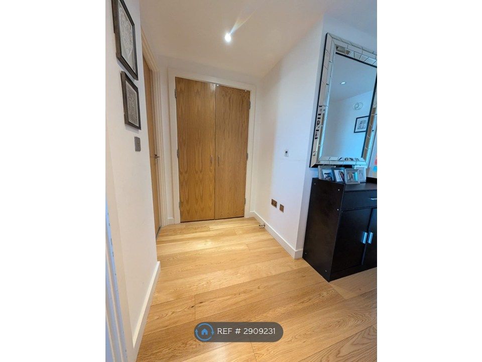 Property photo 2 of 21 Entrance Hallway