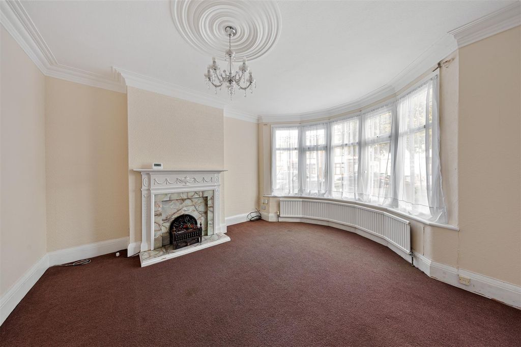 Property photo 2 of 40 Rowden Road, E17