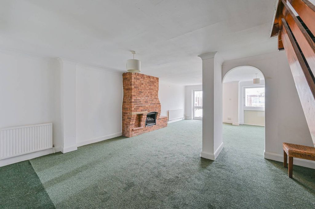 Property photo 2 of 21