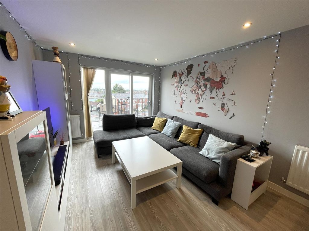 Property photo 2 of 14 Lounge