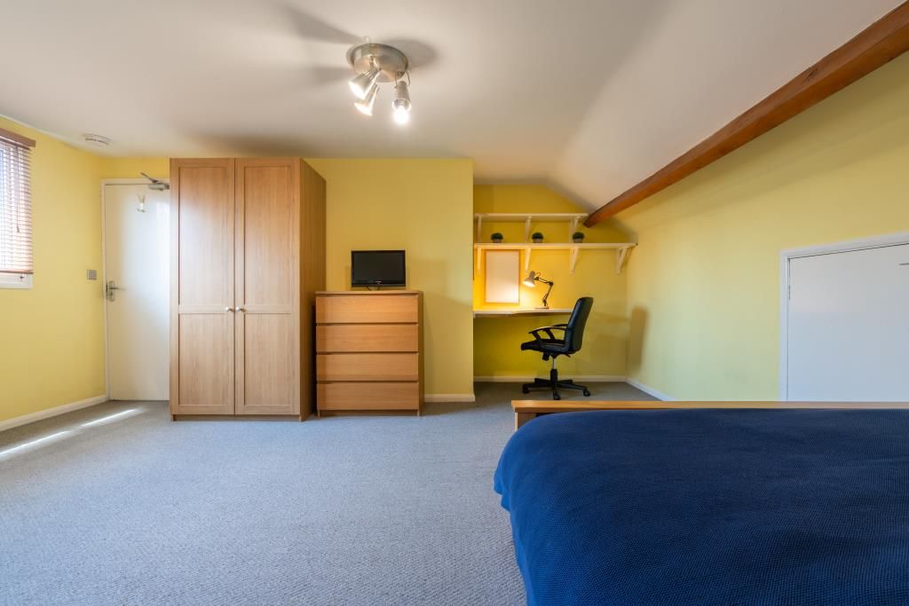 Property photo 3 of 18 17 York Road - Bedroom