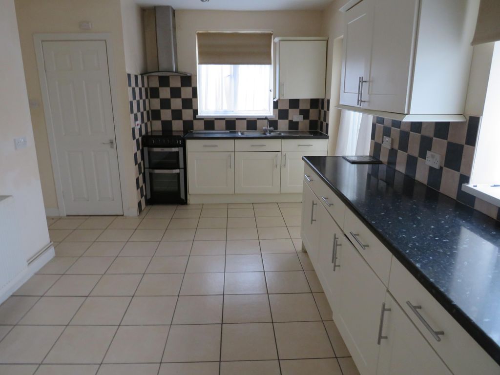 Property photo 3 of 10 Kitchen