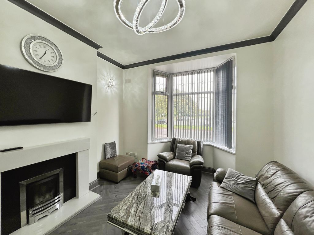 Property photo 2 of 16 Lounge