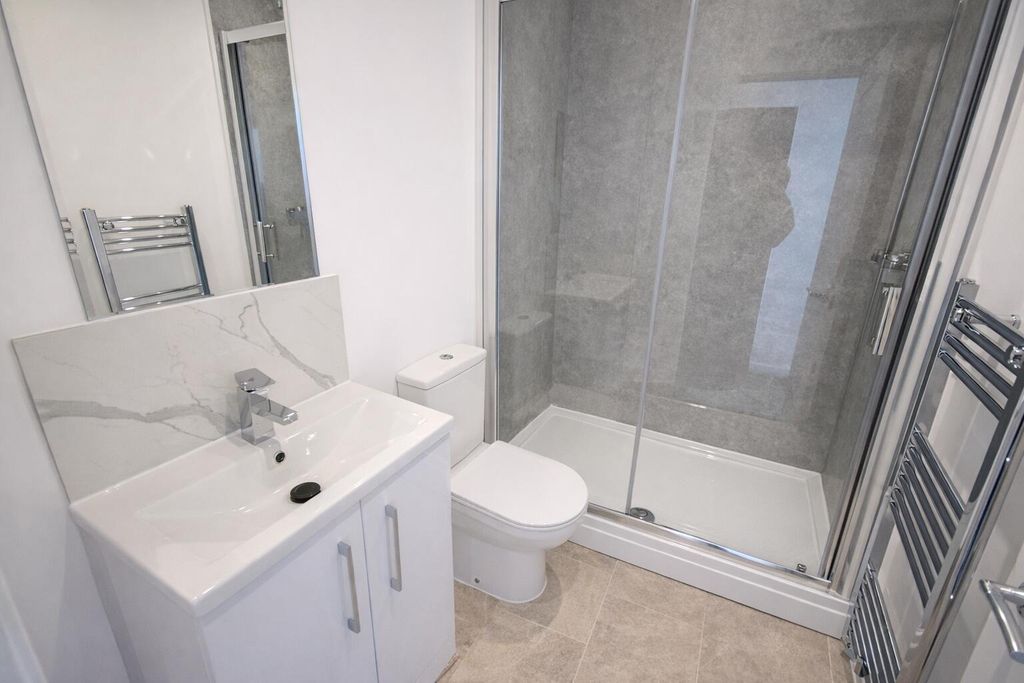 Property photo 3 of 7 Ensuite