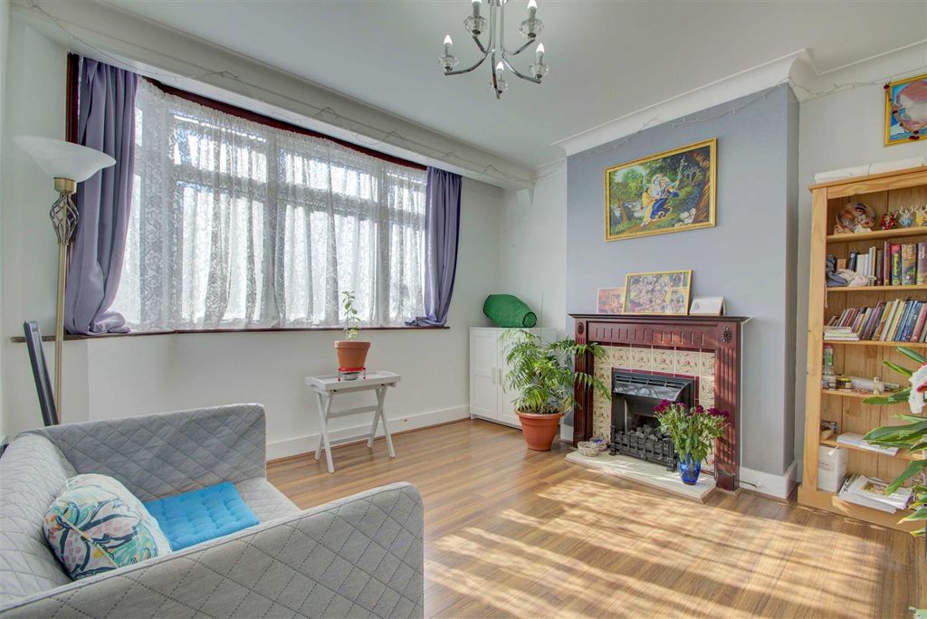 Property photo 3 of 16 Lounge