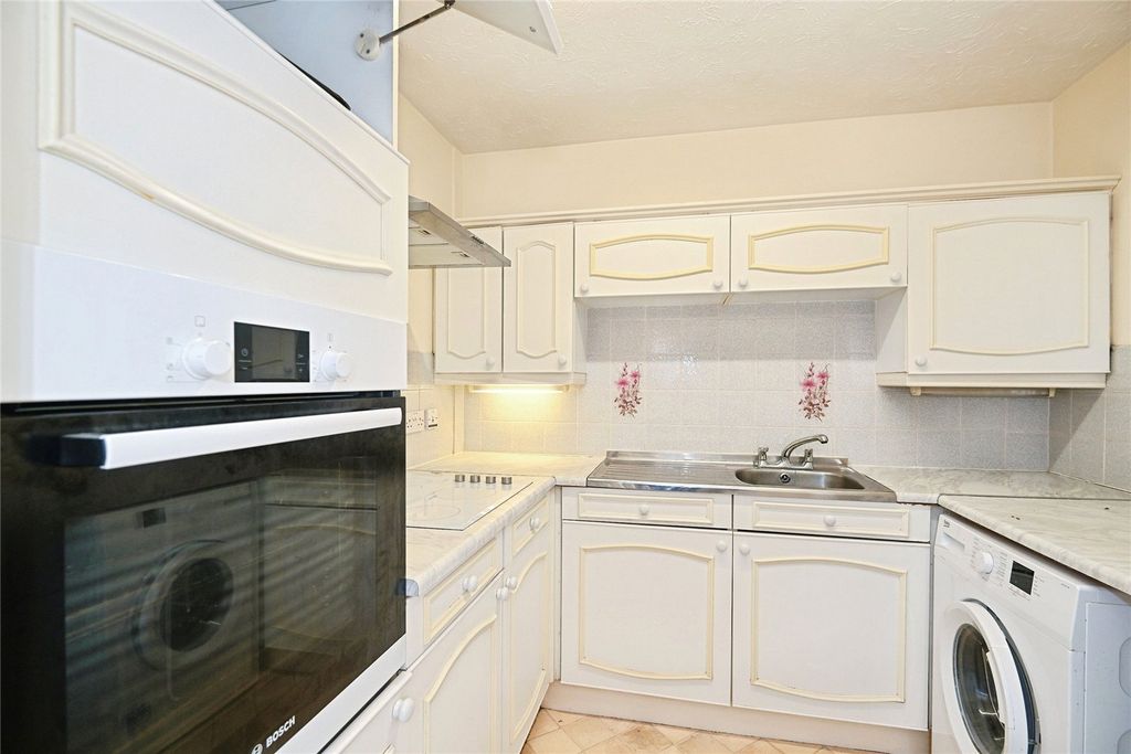 Property photo 3 of 11 Kitchen