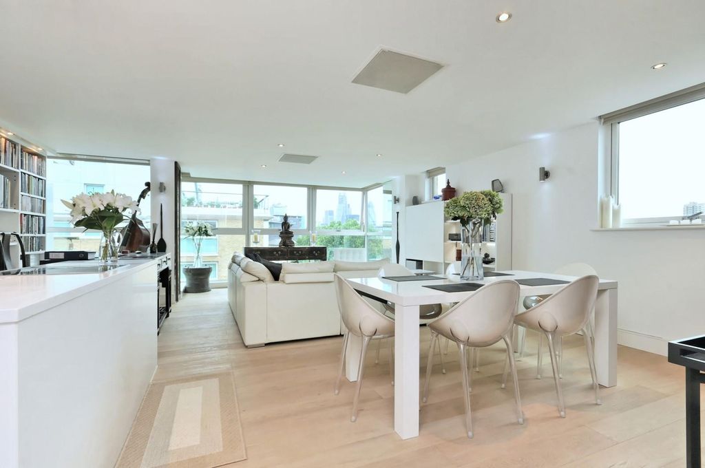 Property photo 3 of 12 Dining