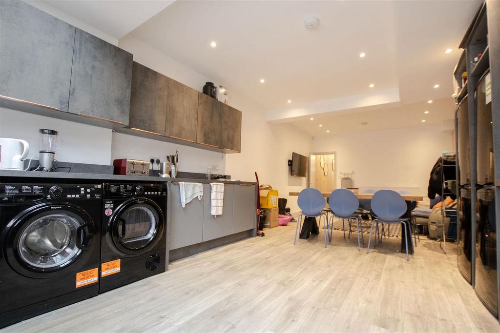 Property photo 3 of 14 Approach