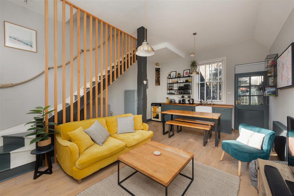 Property photo 1 of 16 Swanfield Road, Whitstable