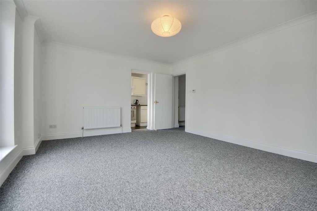 Property photo 3 of 12 65E3760E-Eb53-41C4-A9E8-45034Fc31057_1_201_A.Jpeg