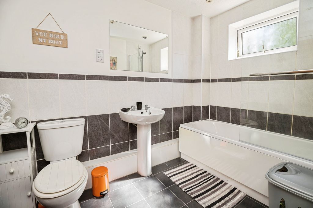 Property photo 3 of 22 Bathroom