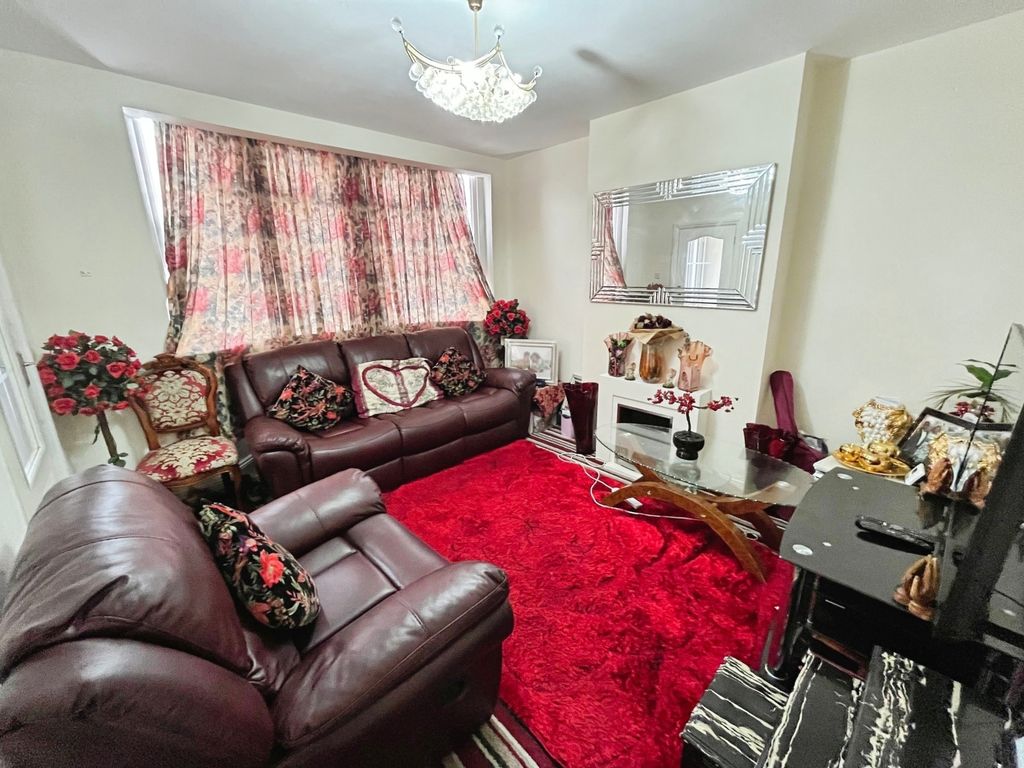 Property photo 2 of 11 Lounge