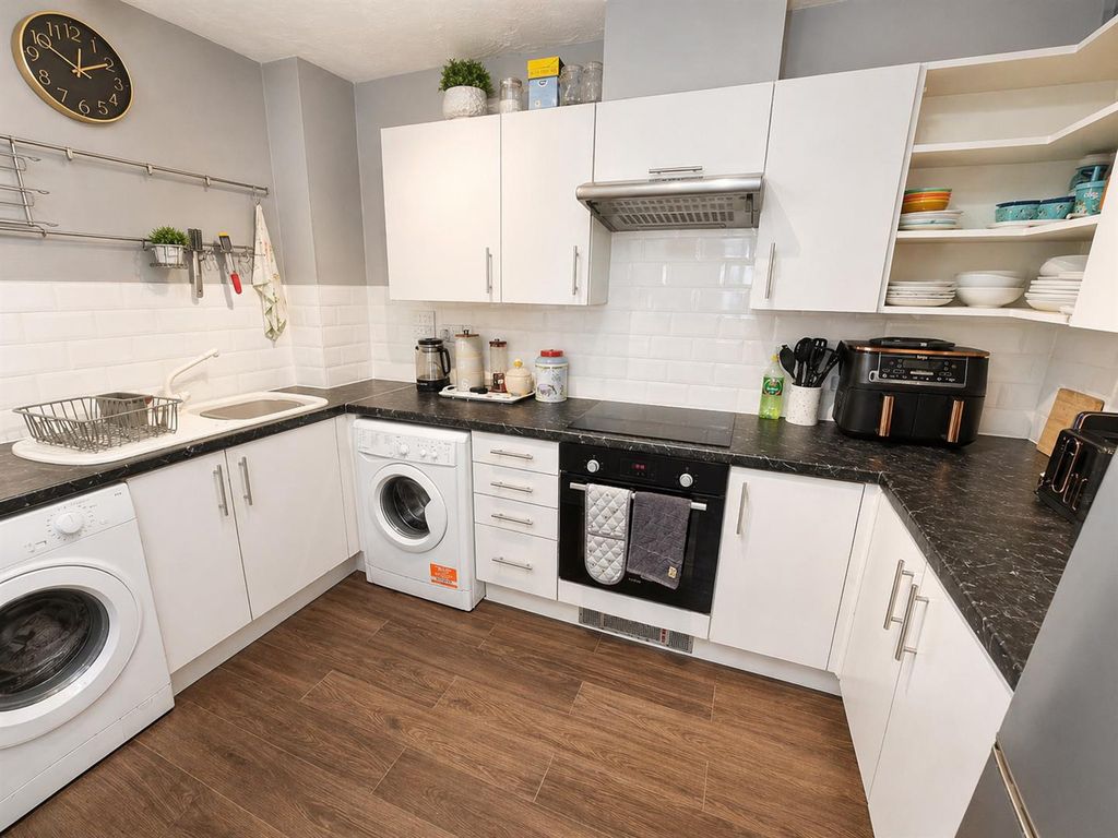 Property photo 3 of 8 Kitchen