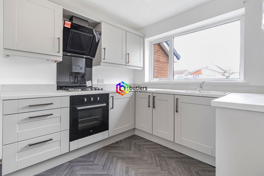 Property photo 3 of 12 Kitchen