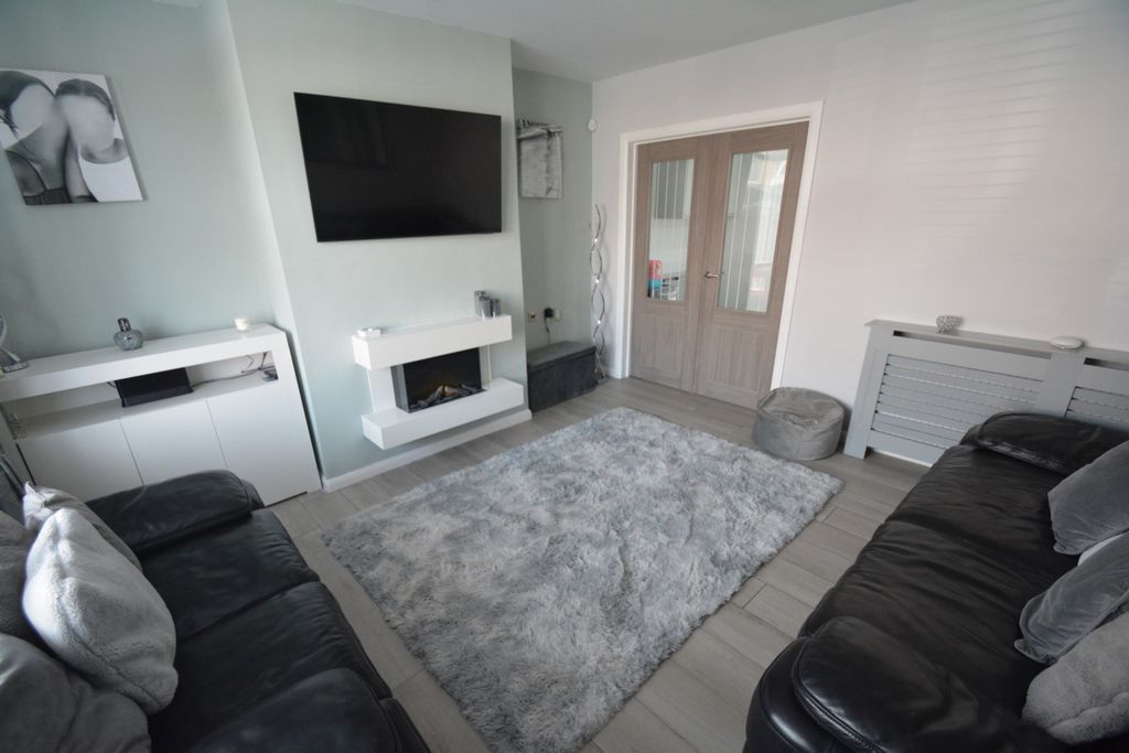 Property photo 2 of 12 Lounge