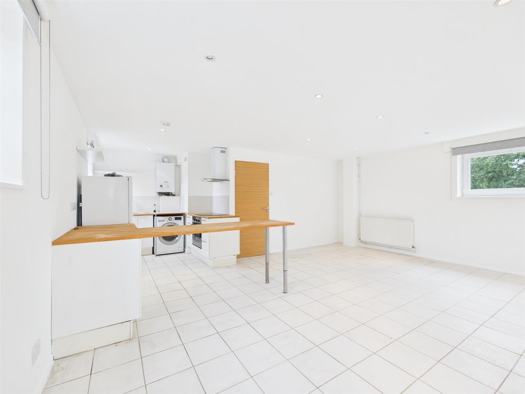 Property photo 3 of 18 Cam01358G0-Pr0175-Still003.Jpg
