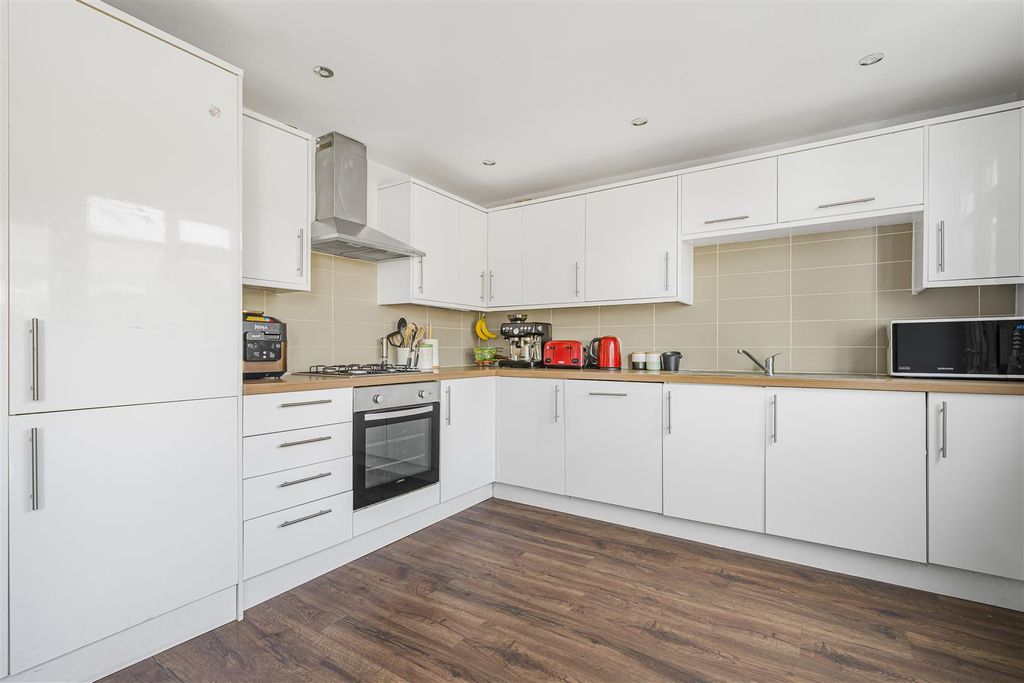 Property photo 2 of 16 38 Wood Close, Windsor, Sl4 3Jz2.Jpg