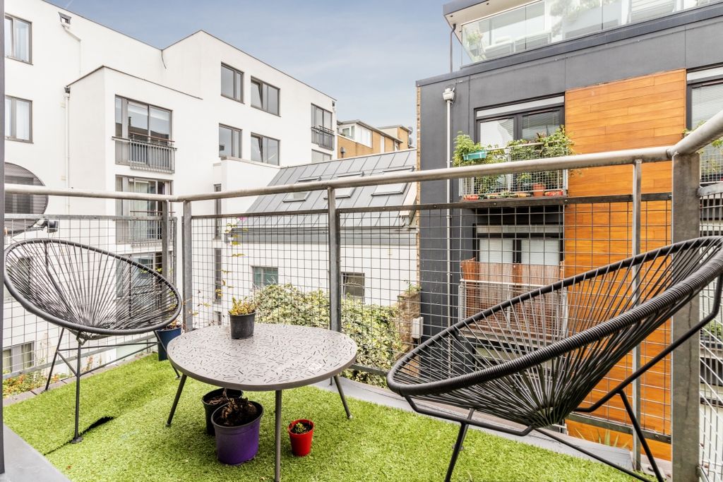 Property photo 3 of 13 Rufford Street