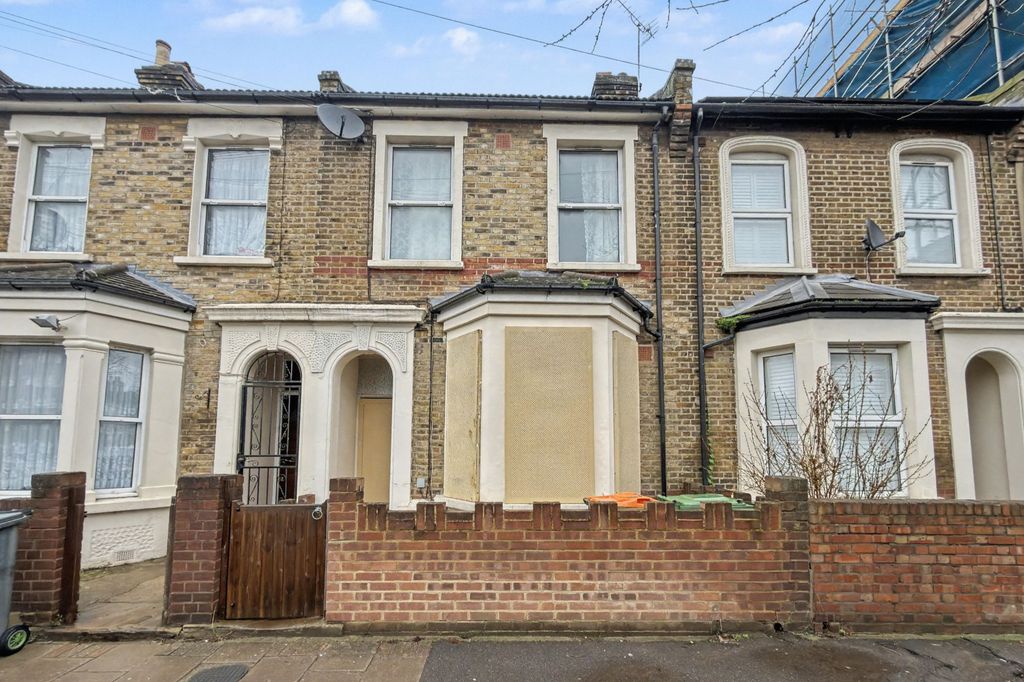 Property photo 1 of 15 27 Stock Street, Plaistow, London, E13 0Bx